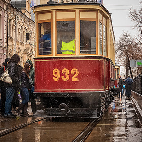 932